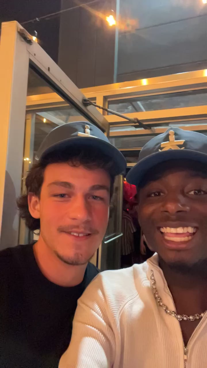 Charger la vidéo : ENFANT DE BOURGES EST UNE CASQUETTE RASSEMBLEUR. TOUT LE MONDE EN VEUT POUR LACHEZ SON FOU!!!C&#39;EST UNE CASQUETTE AMICAL , LÀ OÙ DE GRANDES RELATIONS SE FORME